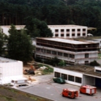 Neubau des Lehrsaalgebäudes 2 und Aufstockung des Hauptgebäudes (1995)