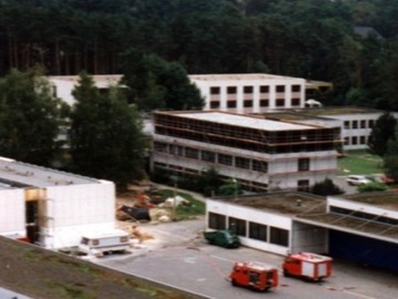Neubau des Lehrsaalgebäudes 2 und Aufstockung des Hauptgebäudes (1995)